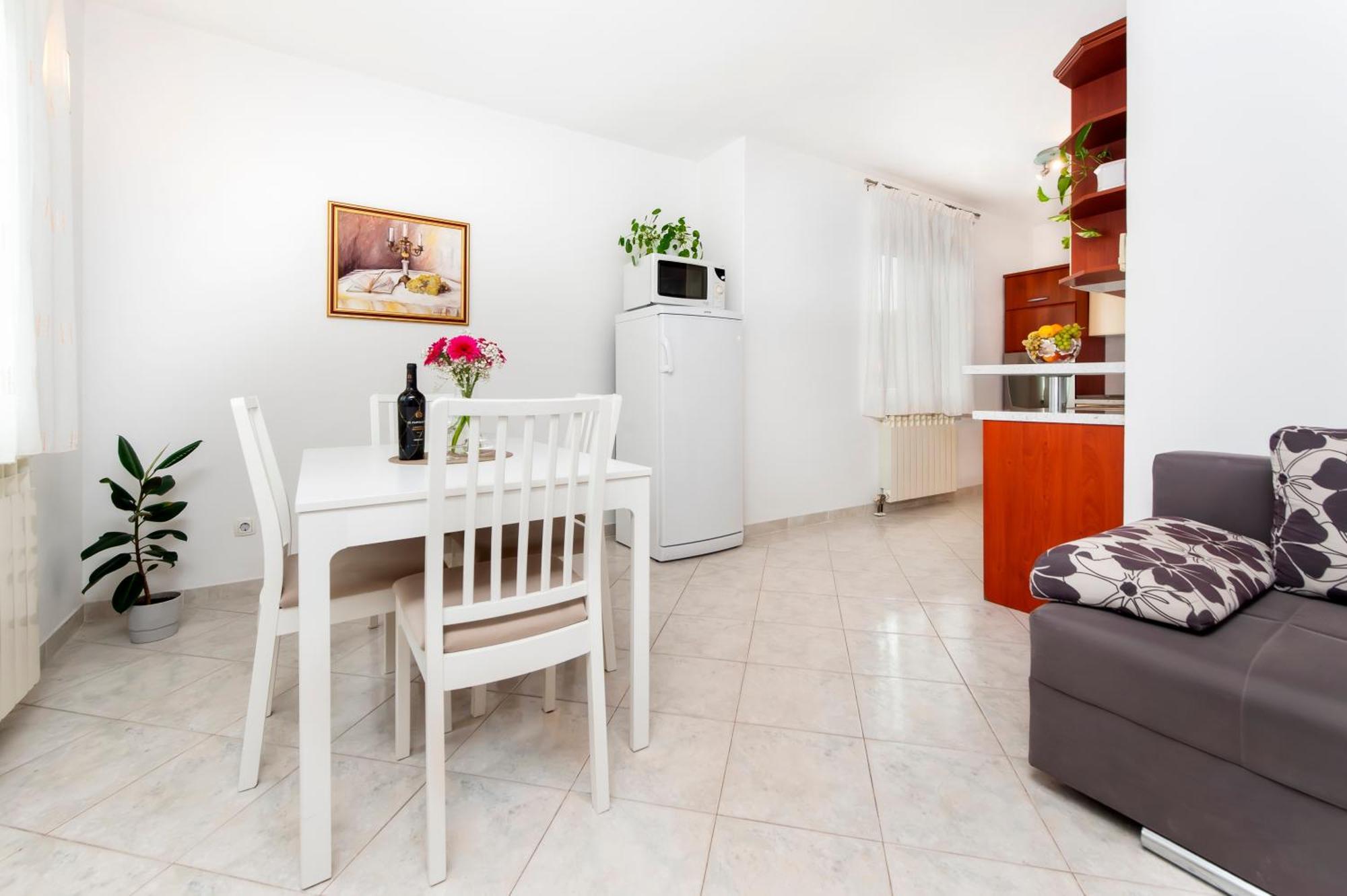 Apartments Sandra Ровинь Экстерьер фото