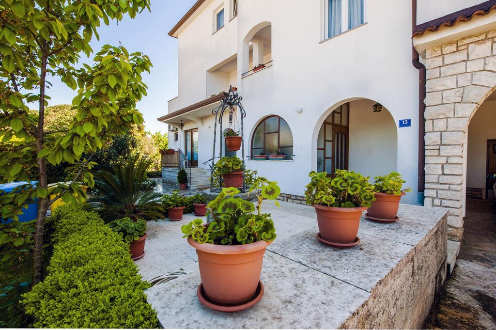 Apartments Sandra Ровинь Экстерьер фото